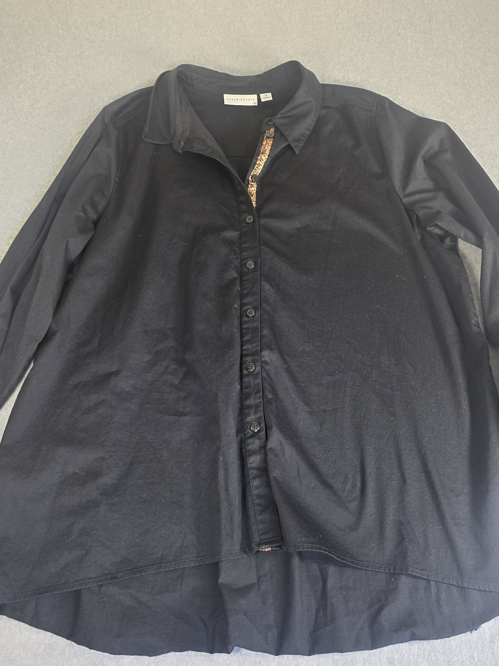 Susan Graver women’s black button-front tunic shirt in size 16.
Classic black lo
